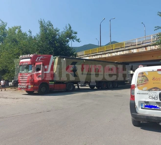 Камион се заклещи под надлеза до КАТ във Враца СНИМКИ