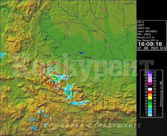 Предупреждават за гръмотевична буря с градушка в Монтанско, край Боровица вали като из ведро ВИДЕО