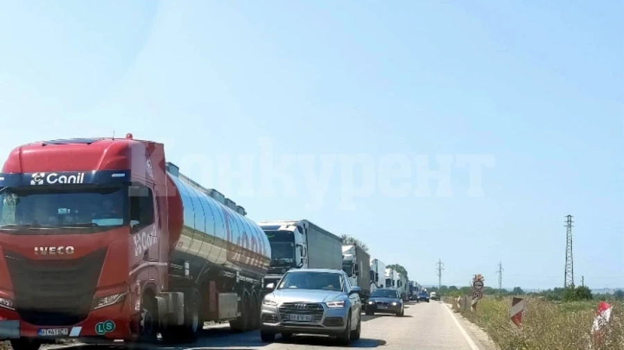 Километрична опашка към граничния пункт на Дунав мост 2
