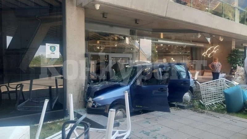 Автомобил се удари в мебелен магазин СНИМКИ