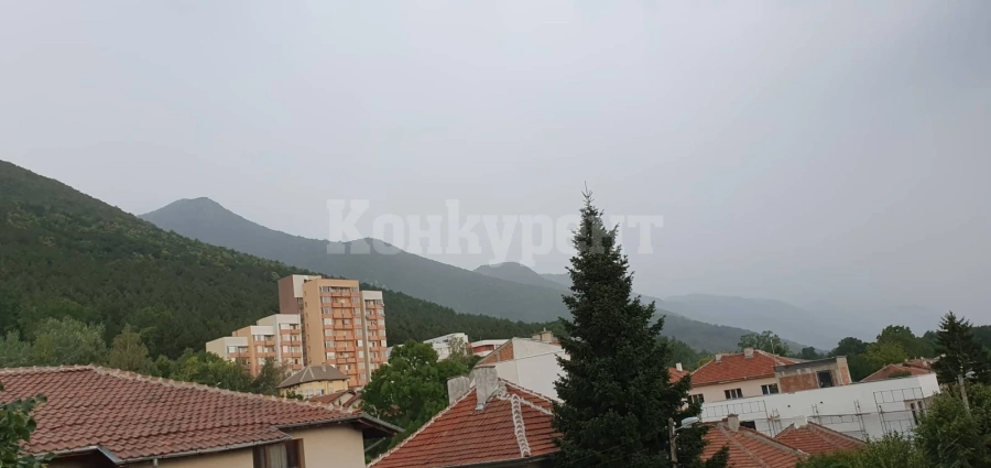 Буря се изви над Враца, синоптиците предупреждават за...