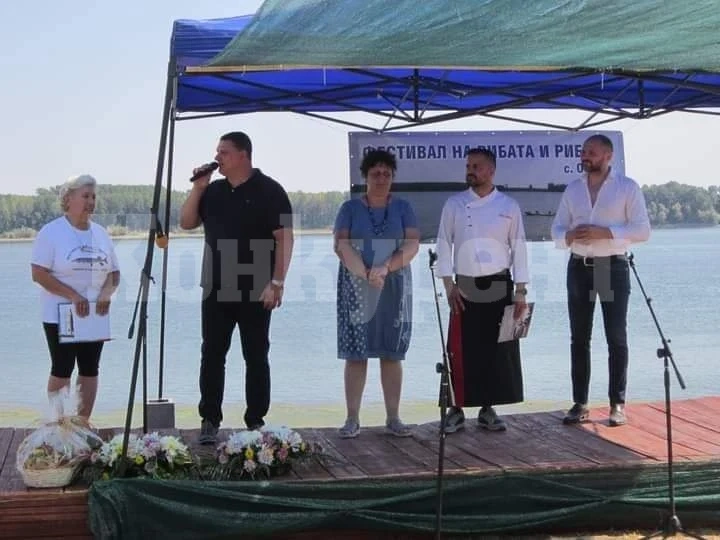 Депутат и кмет помагаха в рибния фестивал в Остров СНИМКИ