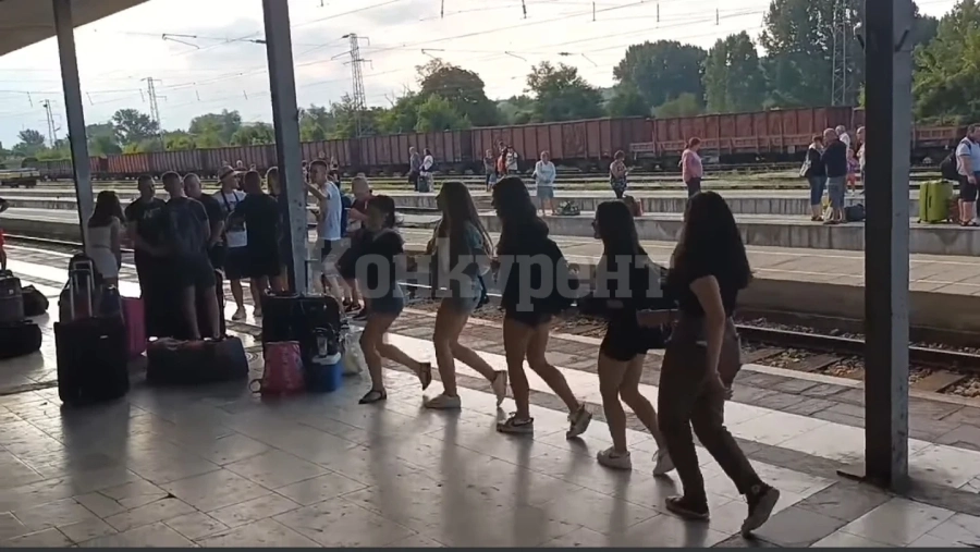 Вижте как се тръгва на море от жп гарата в Мездра СНИМКИ+ВИДЕО