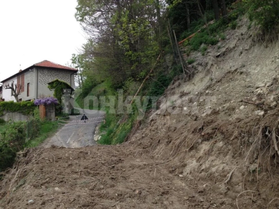 Свлачище затрупа заведение в Балчик, двама души са извадени