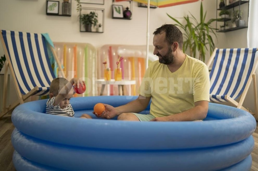 Спасение от жегата: Жителите на унгарската столица поставят надуваеми басейни в домовете си