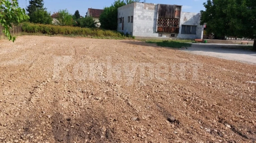 Пригодиха терена пред пощата в Дреновец за паркинг