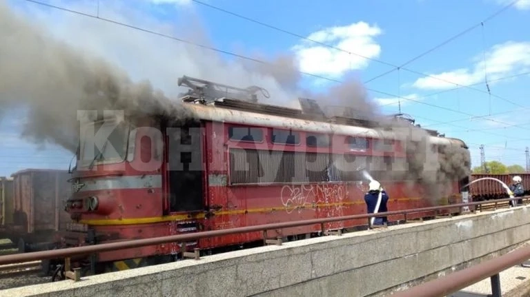 Локомотив горя на гарата в Долно Церовене