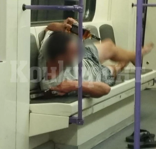 Мъж полегна на седaлките в метрото, използва бутилки с уиски за възглавница СНИМКИ