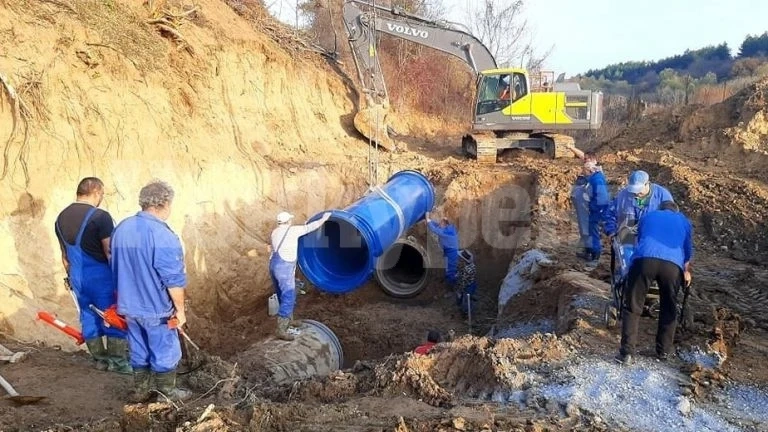 Извънредно! Голяма авария на новия довеждащ водопровод остави част Враца без вода