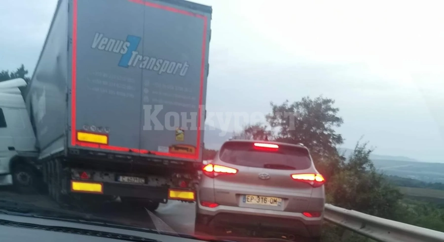 ТИР се завъртя край разклона Черно поле и блокира Е-79 СНИМКА