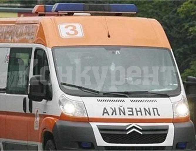 Пешеходец, пометен от лек автомобил, бере душа в болница