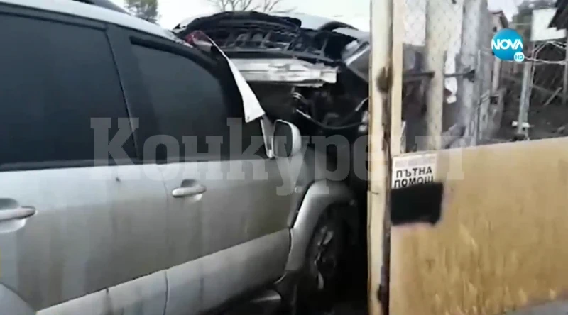 Кола връхлетя бус и кацна върху друг автомобил ВИДЕО