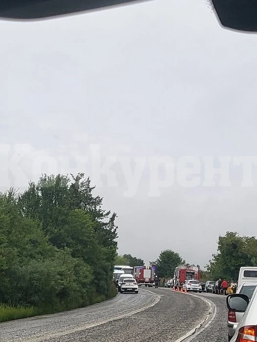 Нова катастрофа край Враца, удариха се кола и бус...