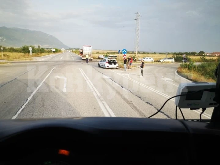 Катастрофа бави трафика на кръстовището за Криводол СНИМКИ