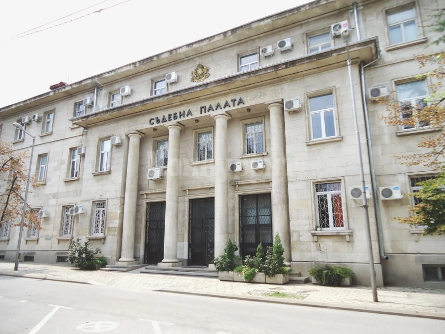 Съдът остави зад решетките двама мъже