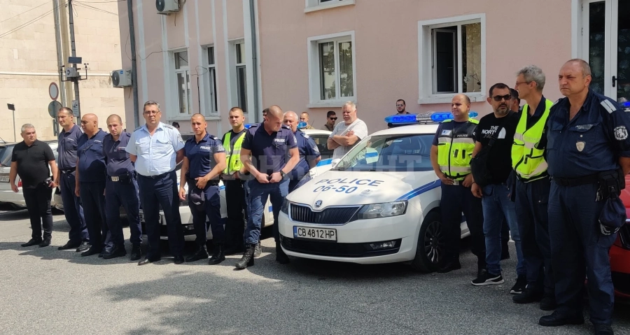 Полицаите във Враца сведоха глави в памет на загиналите си колеги СНИМКИ