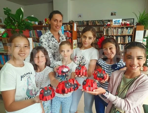Деца изработваха калинки в читалището във Враца