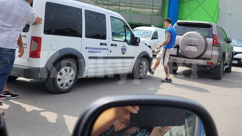 Паркиран автомобил тръгна сам - замалко да сгази млад мъж