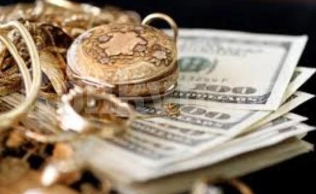 Крупен обир! Задигнаха над 100 бона и злато за 40 000 лв. от къща на бижутер