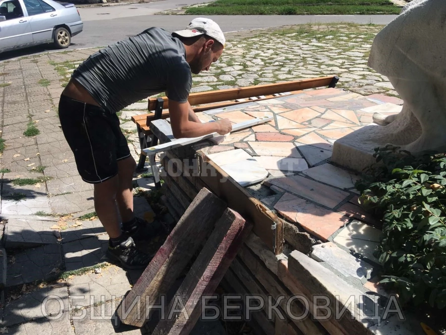 Продължава работата по реновирането на емблематична чешма в Берковица