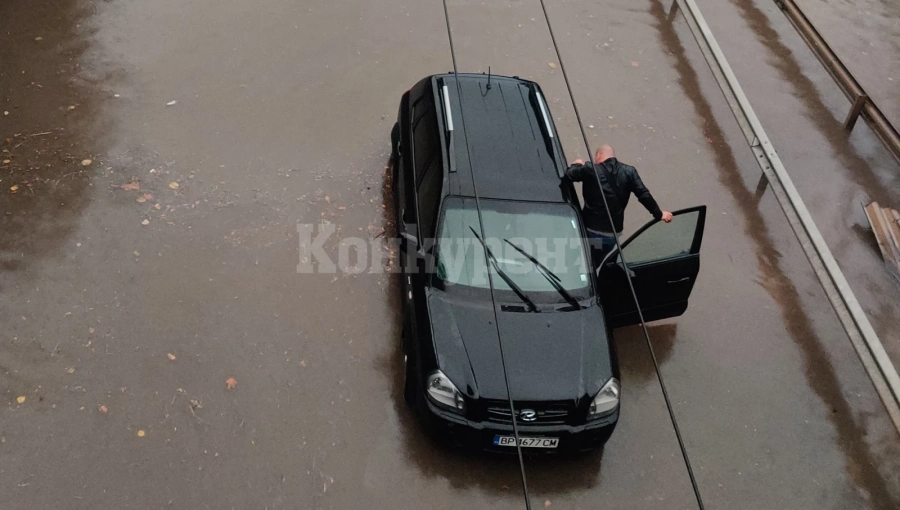 Проливен дъжд парализира движението във Враца, в подлезите закъсаха коли СНИМКИ+ВИДЕО