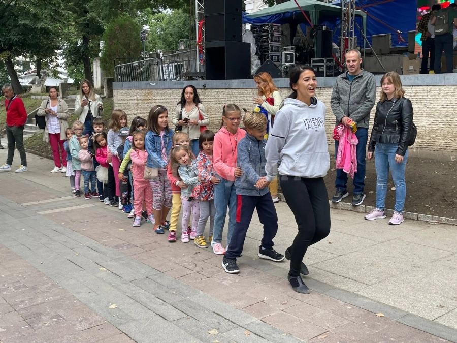 Забавленията за деца продължават и през третия ден на фестивала „Синия Дунав“ СНИМКИ