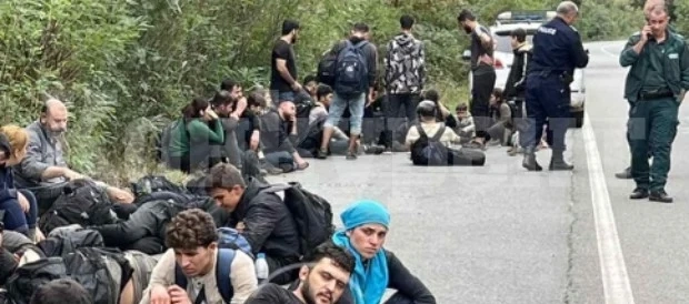 Заловиха 50 мигранти на главен път в Бургаско