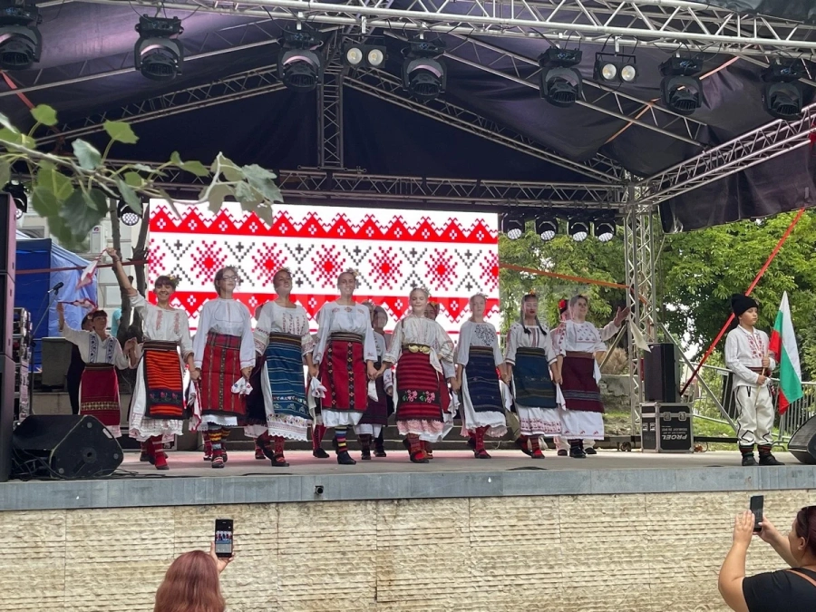 Концерт-спектакъл на Ансамбъл „Българе“ на сцената на „Синия Дунав“ СНИМКИ