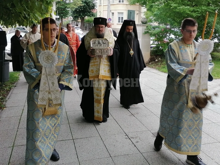 Във Враца пристигнаха за поклонение мощите на св. Лука Симферополски