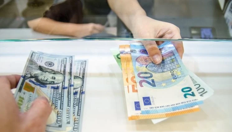 НОВ СРИВ: Еврото достигна 20-годишно дъно под 0,99 долара