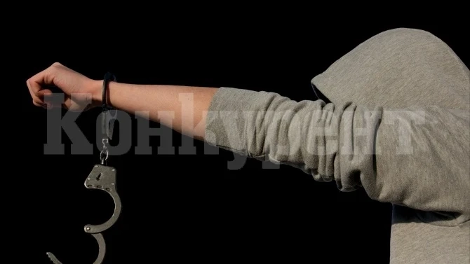 Паникьосан младеж изхвърли дрога пред погледите на полицаите