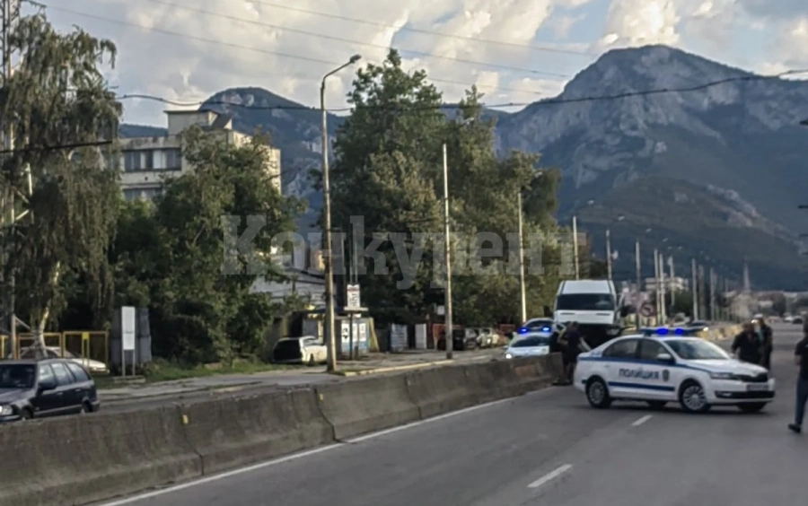 Камикадзе се приземи с буса си върху бетонна мантинела СНИМКИ
