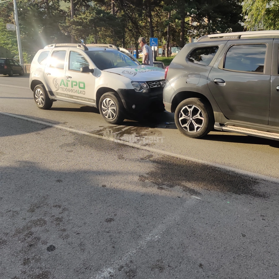 За закуска! Две коли се удариха на възлов булевард СНИМКИ