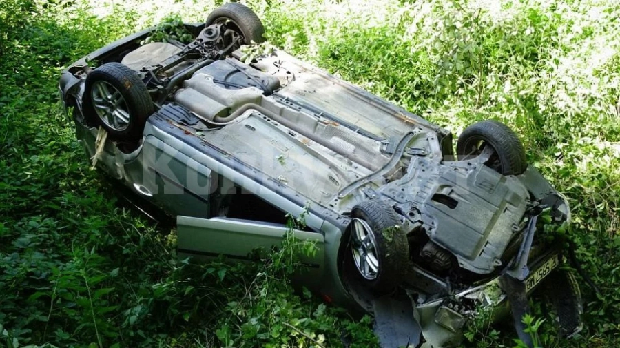 Опасна каскада! Кола падна в дере, вадиха двама измежду ламарините