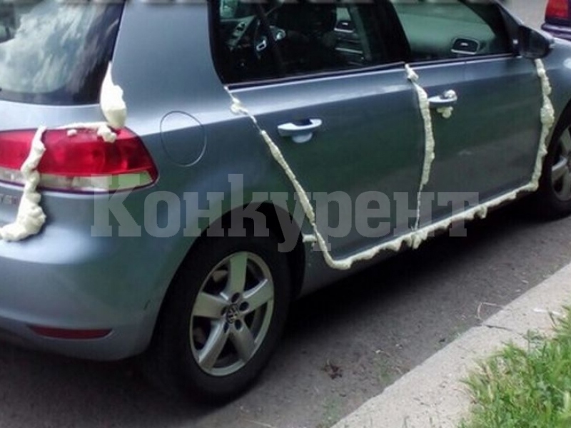 Отмъщение! Запечатаха с монтажна пяна вратите на две БМВ-та в Монтана ...