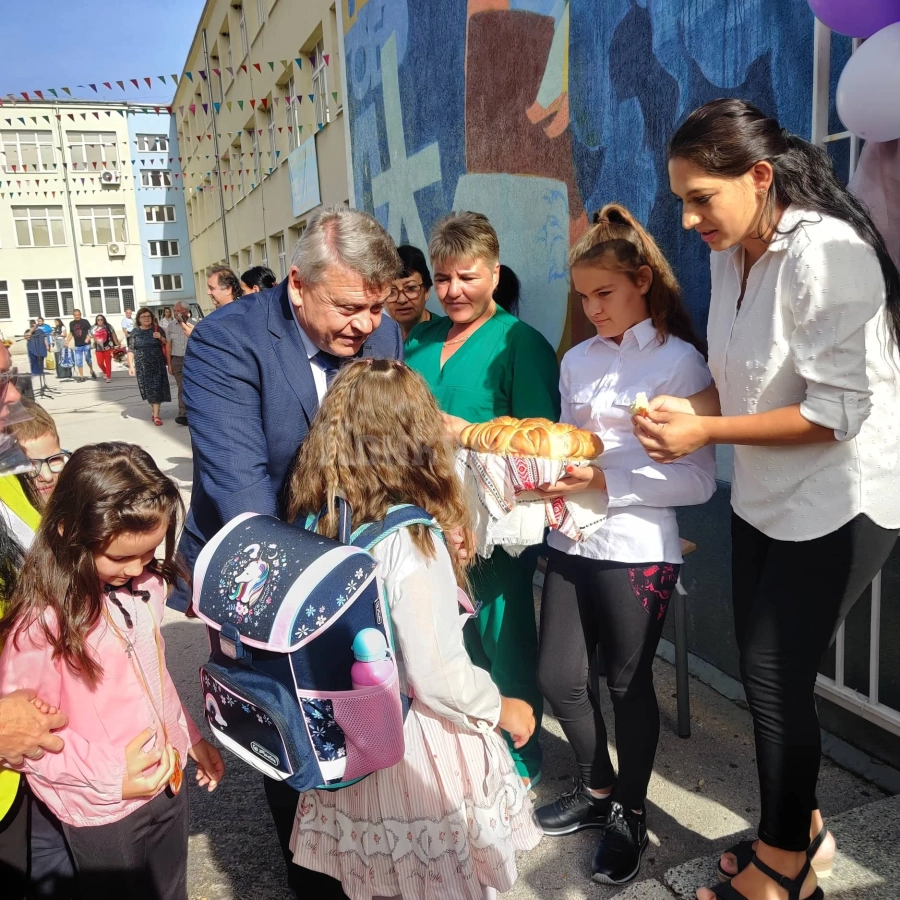 Румен Петков поведе първолаци в юбилейната 100-годишнина на ОУ „Васил Левски“
