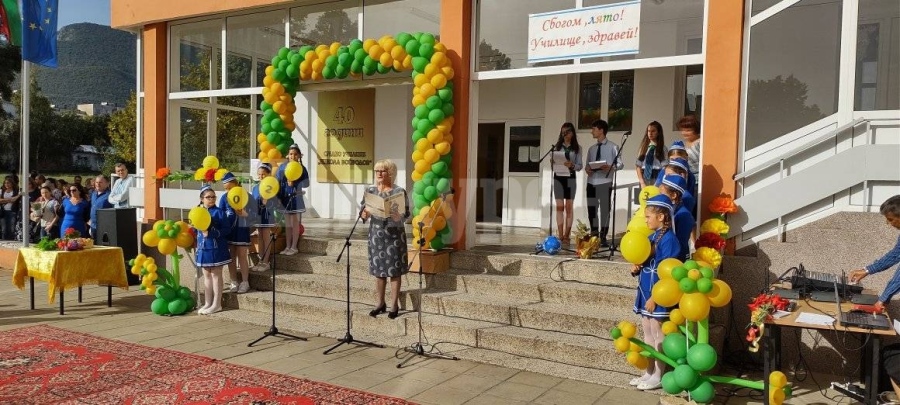 С обновени класни стаи и модерна база откриха учебната година в СУ „Никола Войводов“