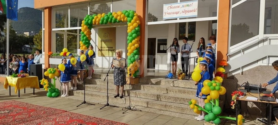 С обновени класни стаи и модерна база откриха учебната година в СУ „Никола Войводов“