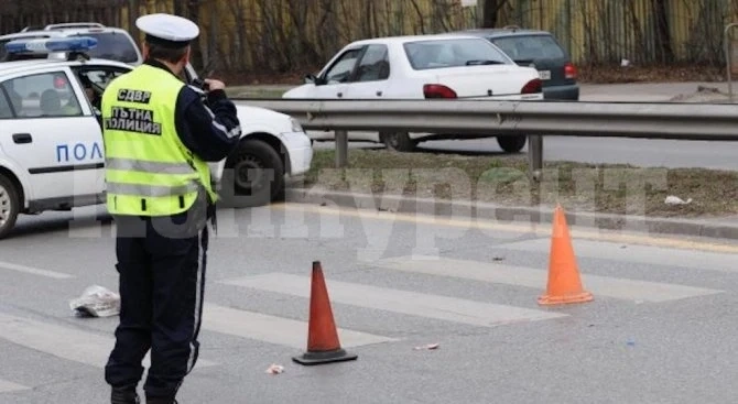 Млада жена помете дядо на пешеходна пътека във Видин