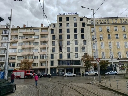 Продължават следствените действия за причините за пожара, пламнал в хотел в София