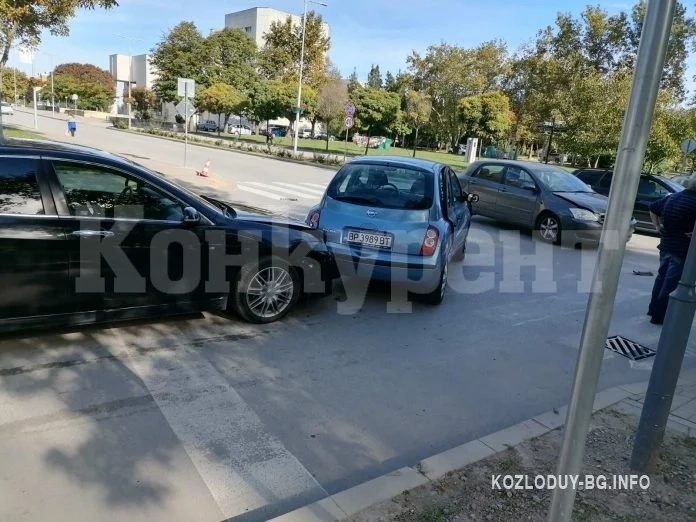 Три коли се нанизаха на кръстовище в Козлодуй СНИМКИ