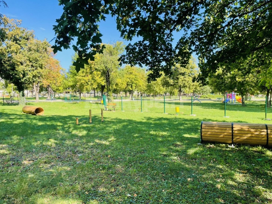 Готова е площадката за разхождане на домашни любимци в парка при стадиона във Враца СНИМКИ