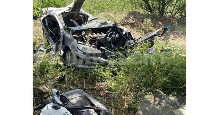 ОБНОВЕНА Опасна каскада във Видинско! Жена размаза кола в крайпътно дърво