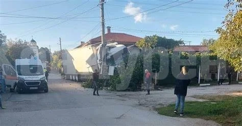 Камион се вряза в къща, шофьорът е починал