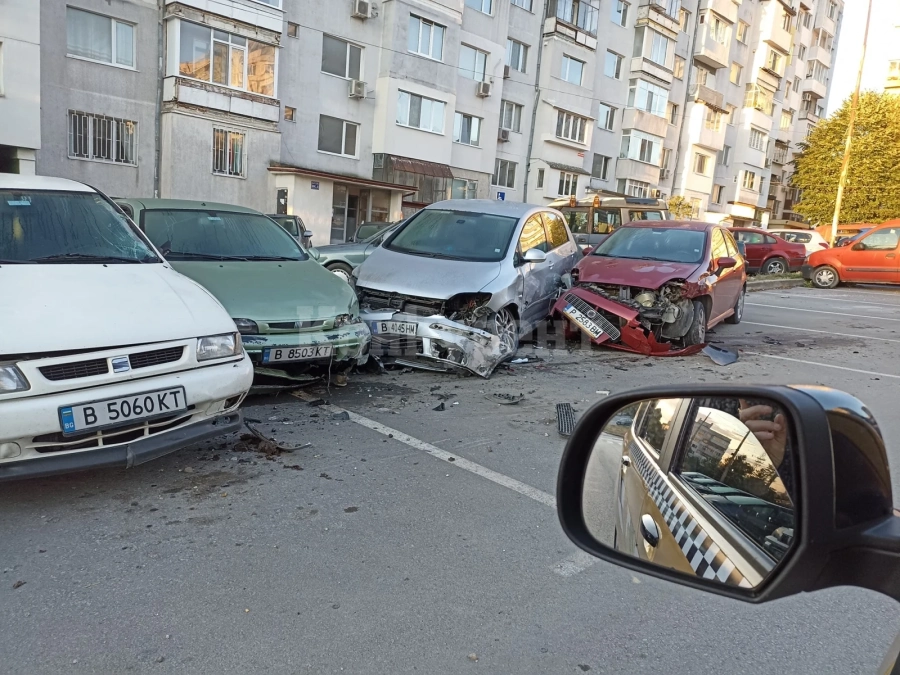 Какво се е случило във Варна? Няколко паркирани коли са помлени СНИМКИ