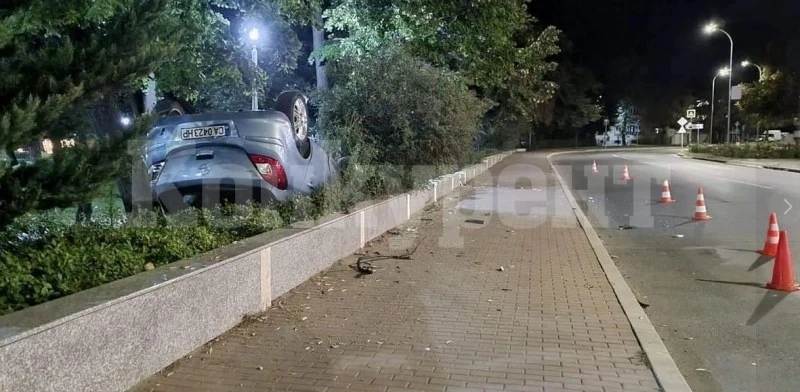 Опел се преобърна на метри от спирка