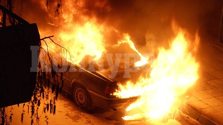 Запалиха лека кола във Враца, очевидци гасиха пламъците