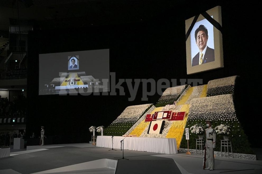С държавна церемония Япония се прости с експремиера Шиндзо Абе