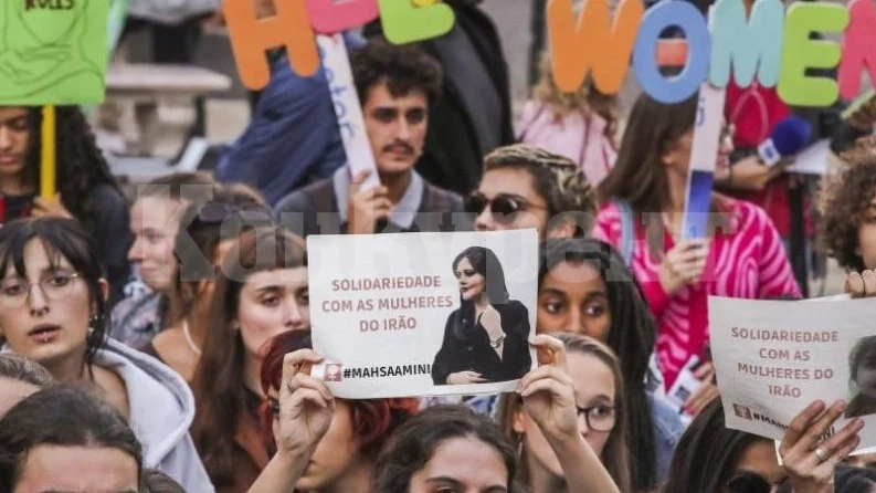 В Иран не стихват протестите, избухнали след смъртта на млада жена