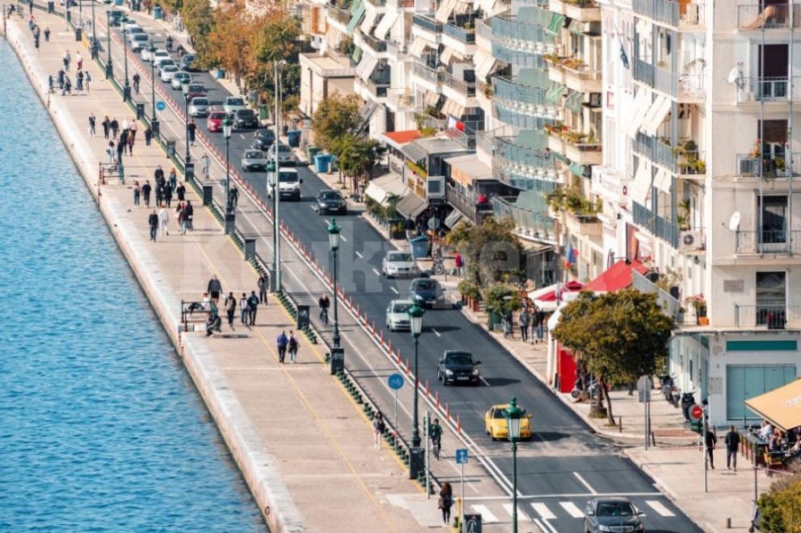 Заради недостиг на паркоместа: В Солун намериха необичайно решение, за да паркират колите си